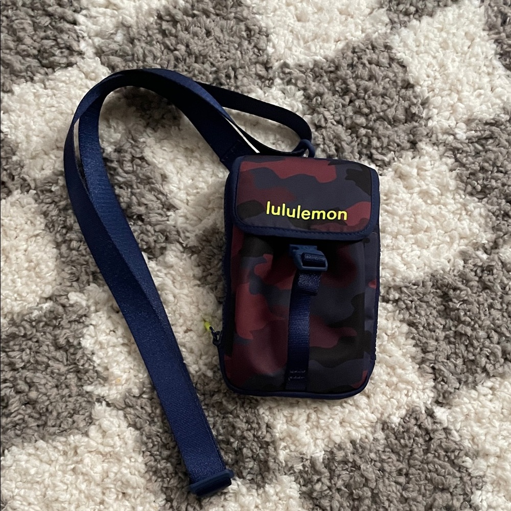 Lululemon Camo cross body bag. Like New.